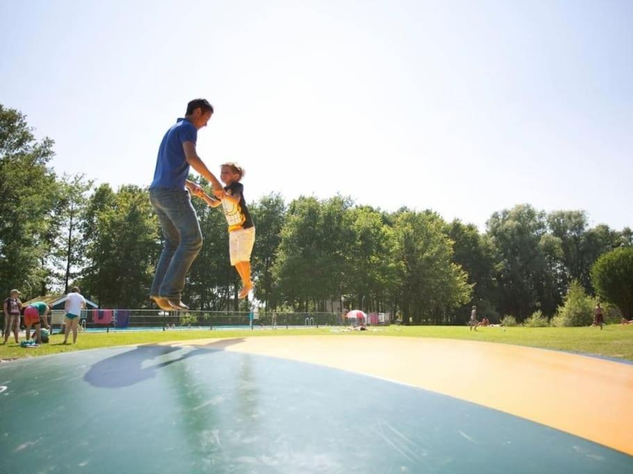 Vrijstaande Recreatiebungalow Met Slaapvide Posterholt Luaran gambar